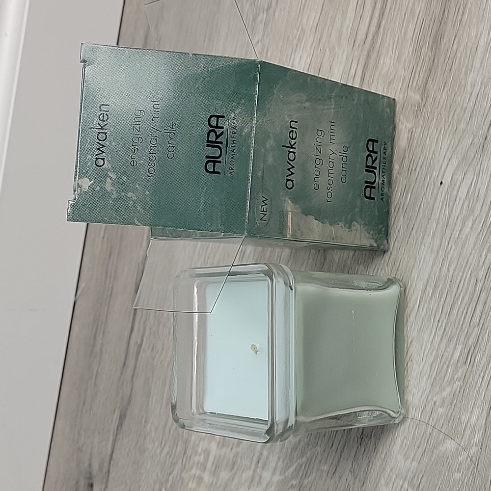 AURA Awaken Aromatherapy candle